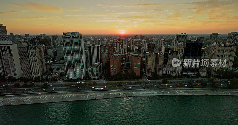 日落时芝加哥黄金海岸的建筑物