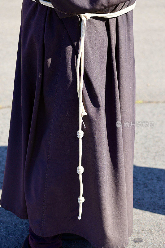 方济各会修士穿着传统长袍系着绳带