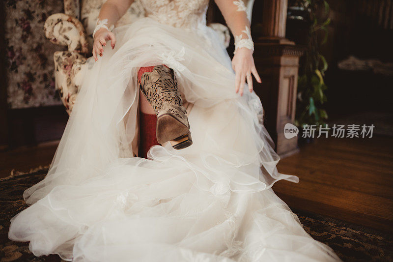 新娘穿着结婚礼服和牛仔靴