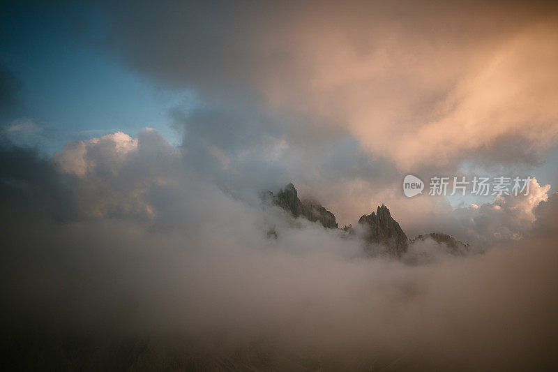 陡峭的悬崖和山峰隐藏在云中的宁静风景。特伦蒂诺山谷绝佳的旅游景点