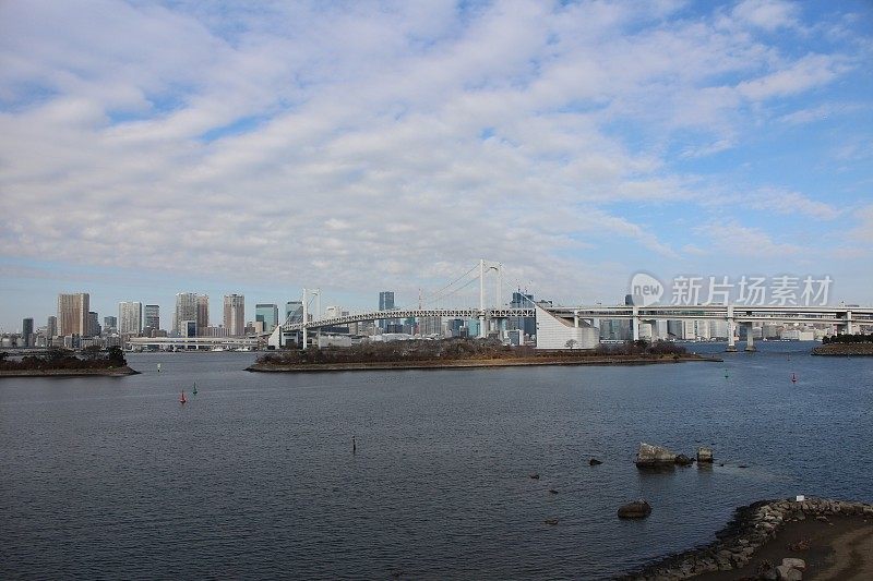 日本东京台场海滨公园的彩虹桥