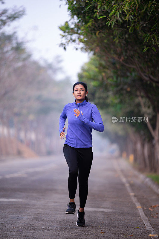 女运动员正在跑步，在户外锻炼。锻炼和健康生活方式的概念