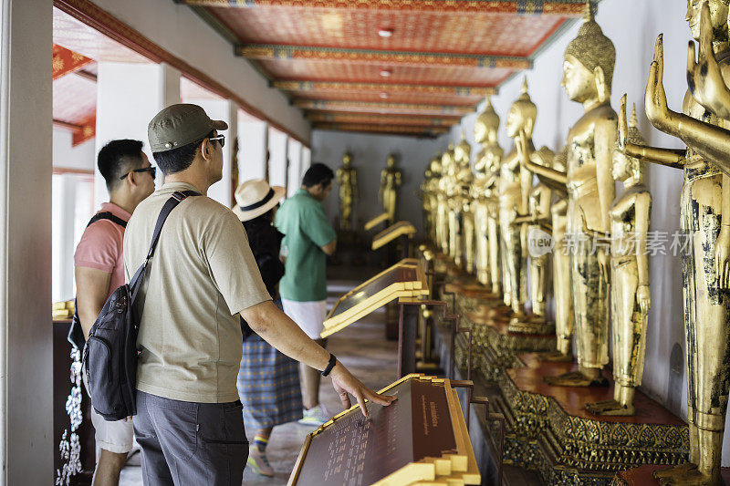 私人导游向旅行团讲解曼谷大皇宫的历史