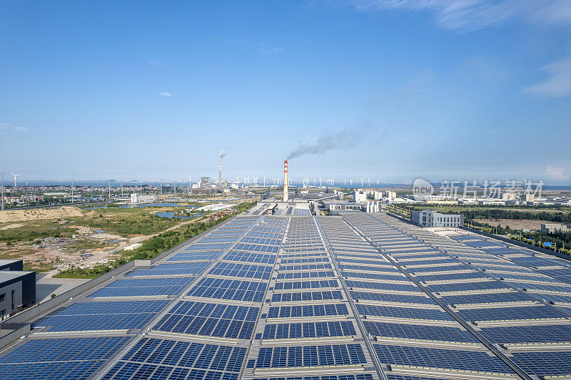 俯瞰屋顶有光伏太阳能板的大型化工厂