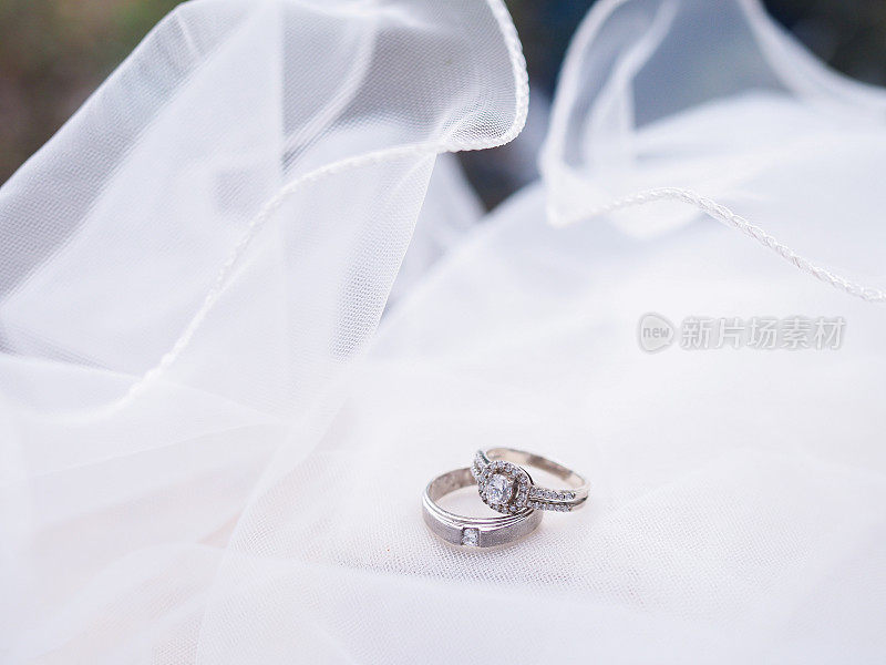 新娘头纱上的订婚钻戒。婚礼配件。情人节和结婚日的概念。