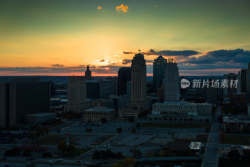 航空拍摄的市中心堪萨斯城，密苏里州在一个秋天的日落