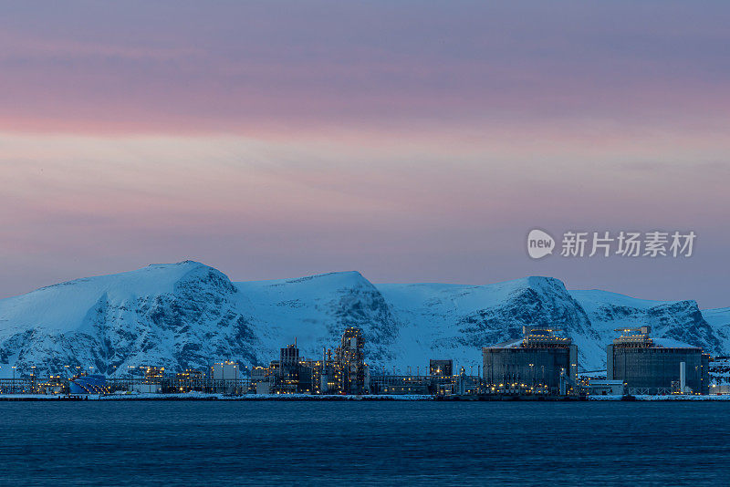 日落后挪威北部美丽的峡湾景观。