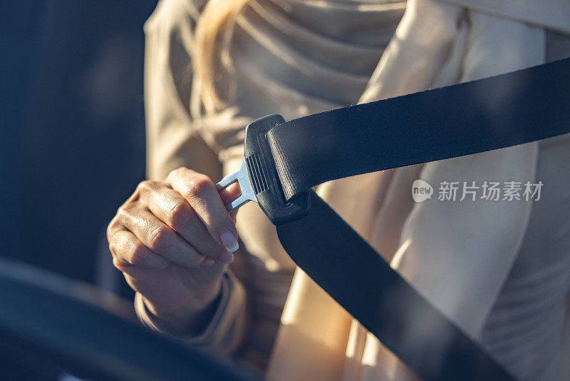 一个女人在车上系安全带的特写镜头