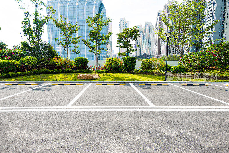 城市街道上空荡荡的停车场