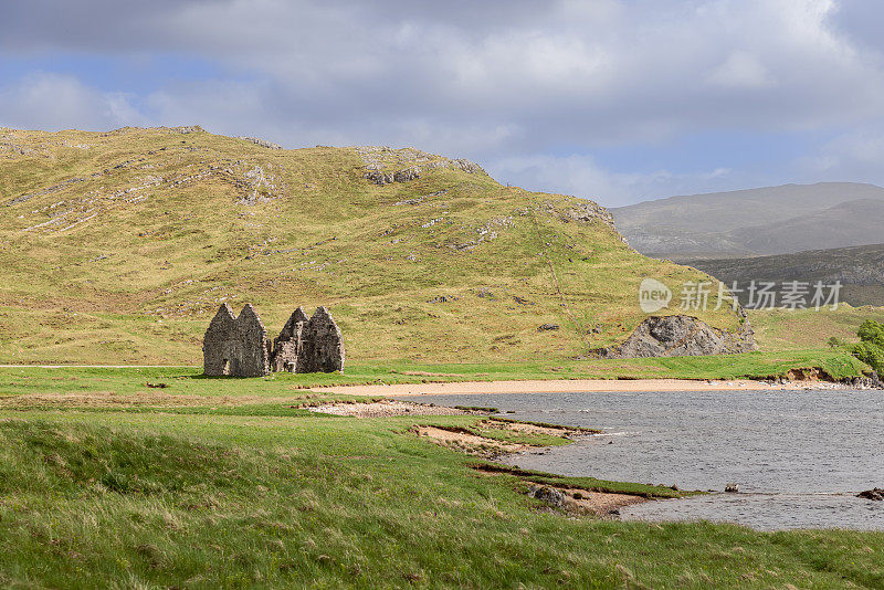 在苏格兰高地的中心，卡尔达屋废墟的风化石头讲述了一个过去的故事。四周环绕着翠绿的田野、宁静的湖泊和崎岖的山丘