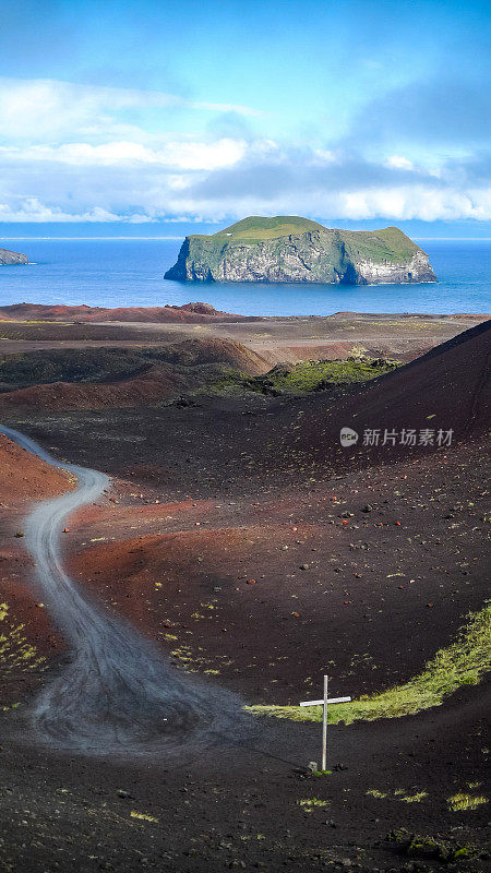 岛上两座火山之一的埃尔德费尔火山冒着热气