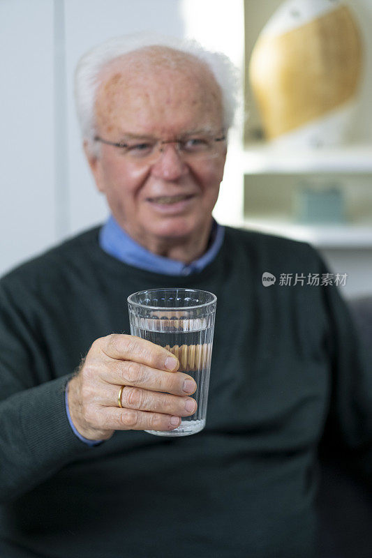 老人喝水
