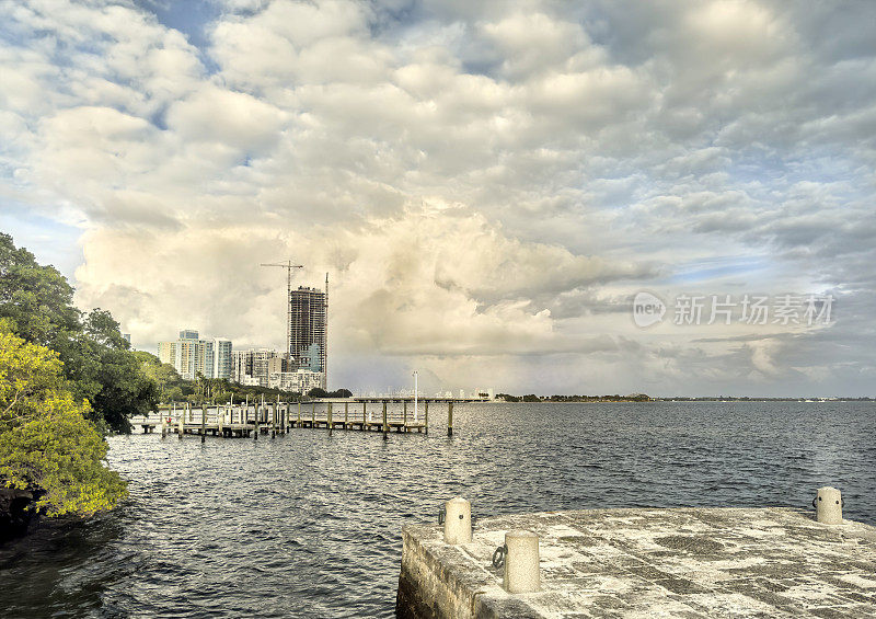比斯坎湾的石头码头，背景是布里克尔社区。迈阿密，佛罗里达州，美国