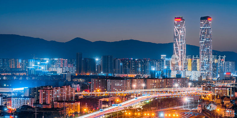 中国云南昆明双子塔和昆明火车站夜景