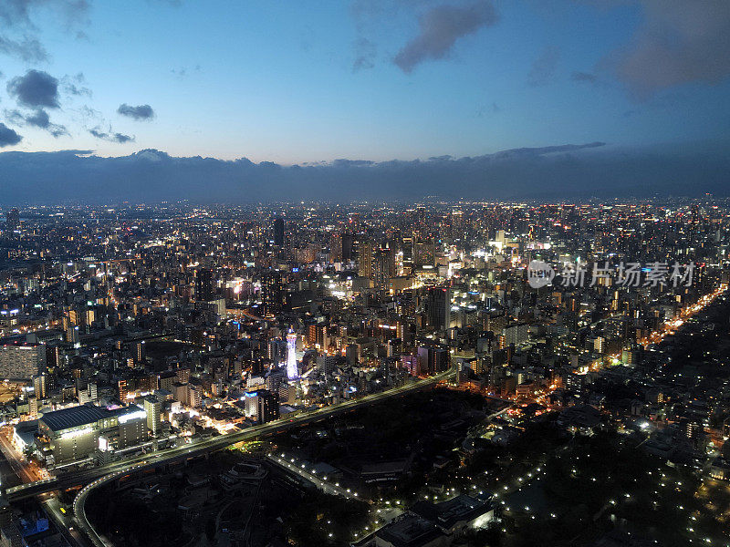 黄昏的大阪市景，日本