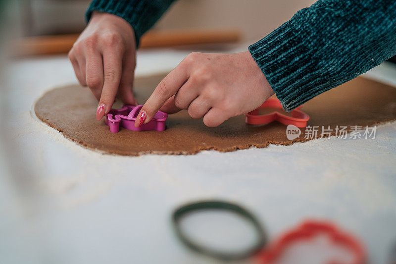 一位女士为节日做饼干。