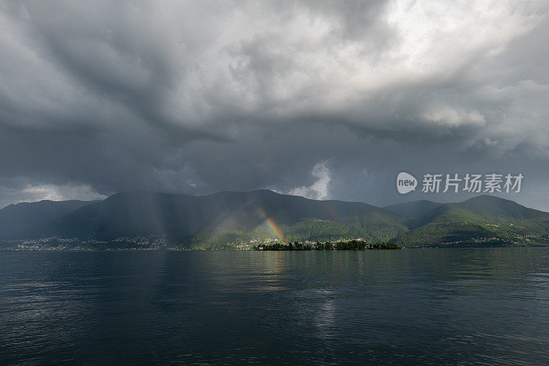 彩虹和雨云在雄伟的湖面上逼近