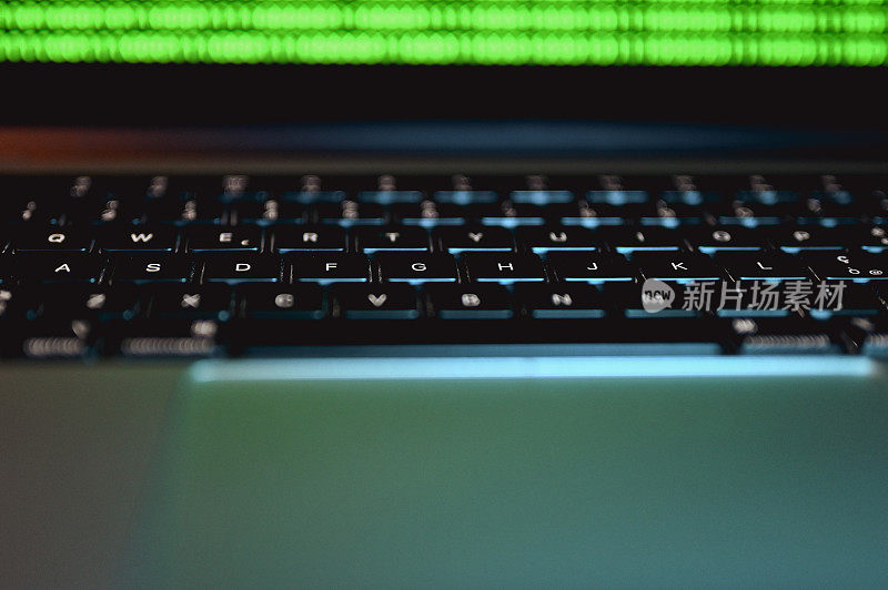 网络黑客攻击。电脑键盘上的代码。