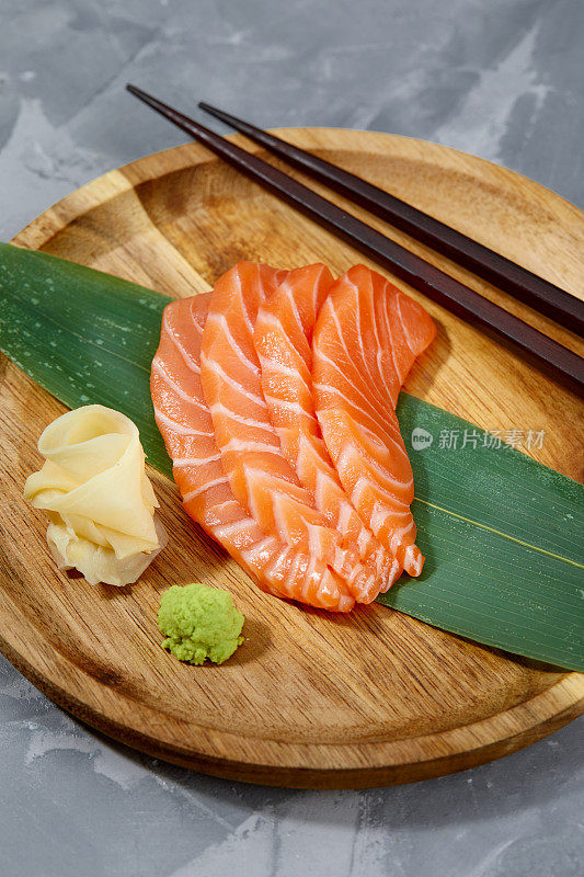 日式料理风格，竹叶上鲑鱼片俯视图，鲑鱼刺身是日本传统，选择性聚焦，鱼片俯视图