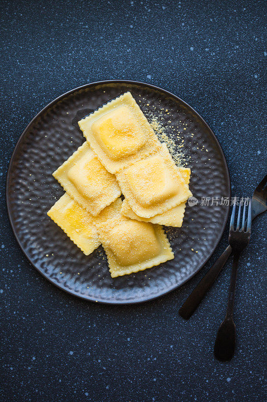 意大利意式意式馄饨里夹意大利乳清干酪和菠菜(特写)
