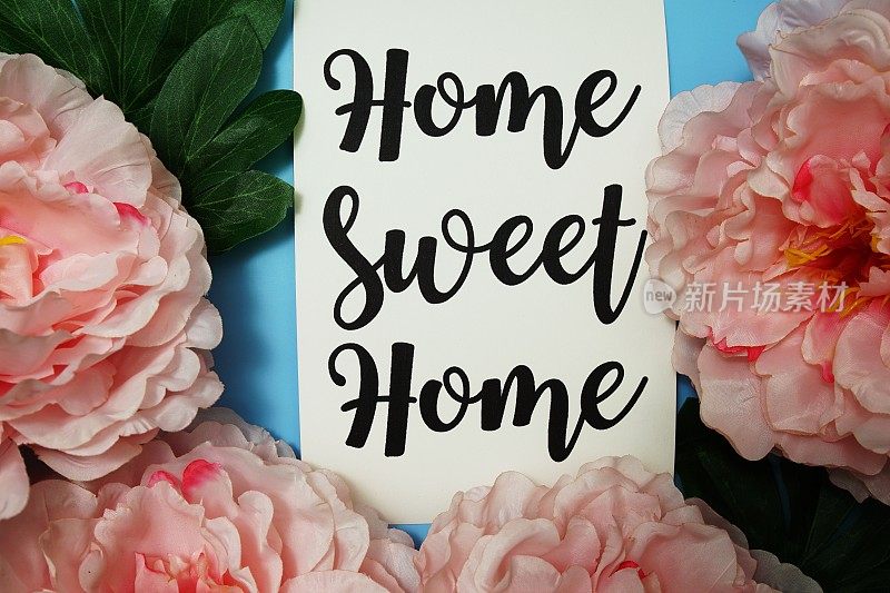 家甜蜜的家排版文字与牡丹花在蓝色的背景