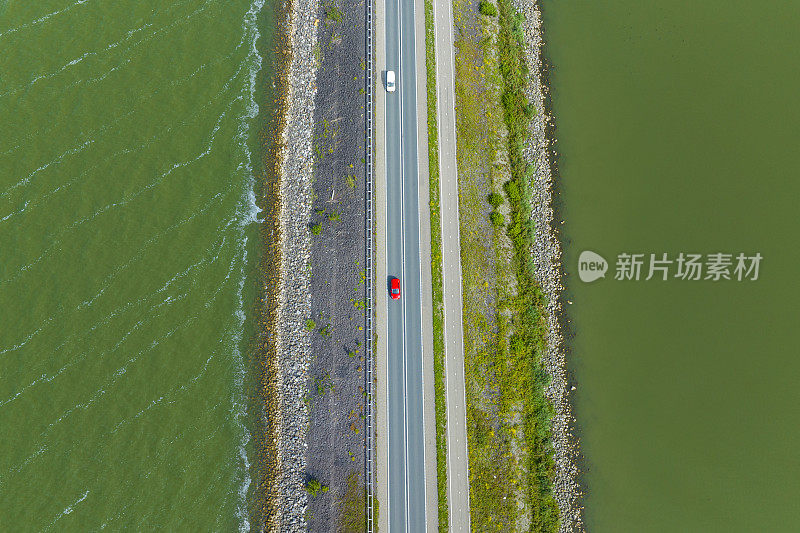 从上面看湖中央堤防上的路