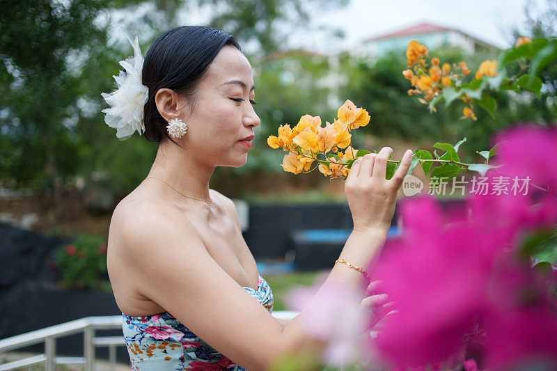 闻花的女人