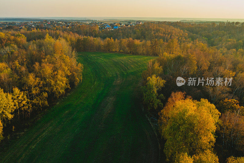 农田鸟瞰图。秋季风景无人机摄影。十月。可持续发展农业。保护自然。