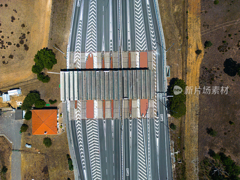 葡萄牙南部收费区的高速公路上空的航拍图像