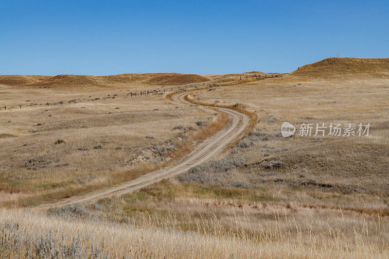 美国西部蒙大拿州北部崎岖狭窄的4xx4土路