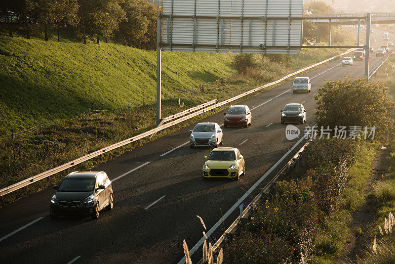 两车道高速公路上的交通