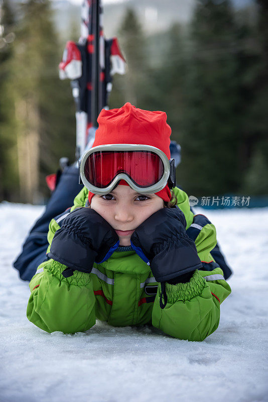 滑雪和雪的乐趣。孩子滑雪。儿童冬季运动