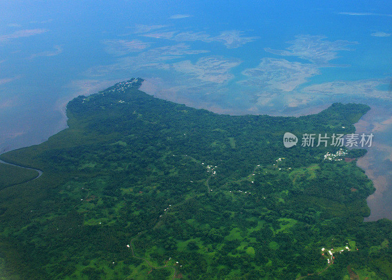 从空中俯瞰维拉塔区海岸线，维提岛，斐济