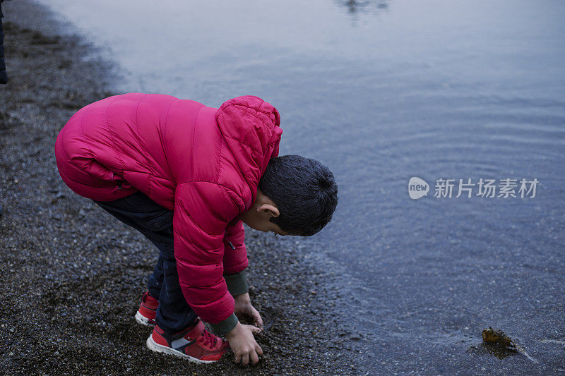 孩子们在沙滩上玩耍