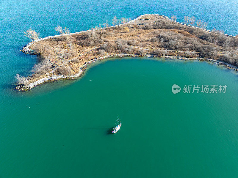 亨伯湾海岸的天际线从安大略湖的水域，多伦多，加拿大