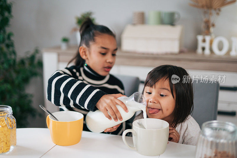 美丽的姐姐把牛奶倒进碗里