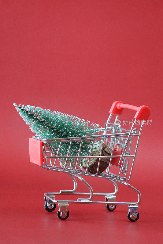 形象的圣诞树微型购物车，购物圣诞树，挑选完美的圣诞树，喜庆的活动