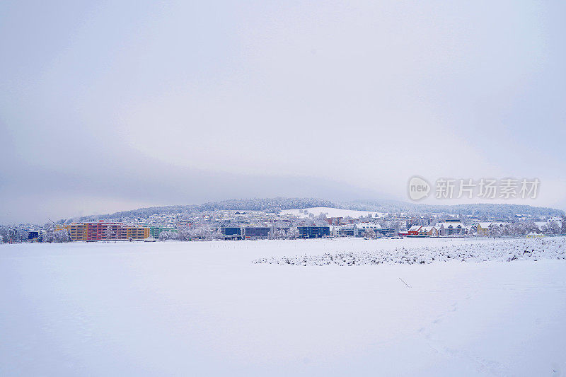 2021年1月，乌尔多夫村在极端降雪下的冬季全景。