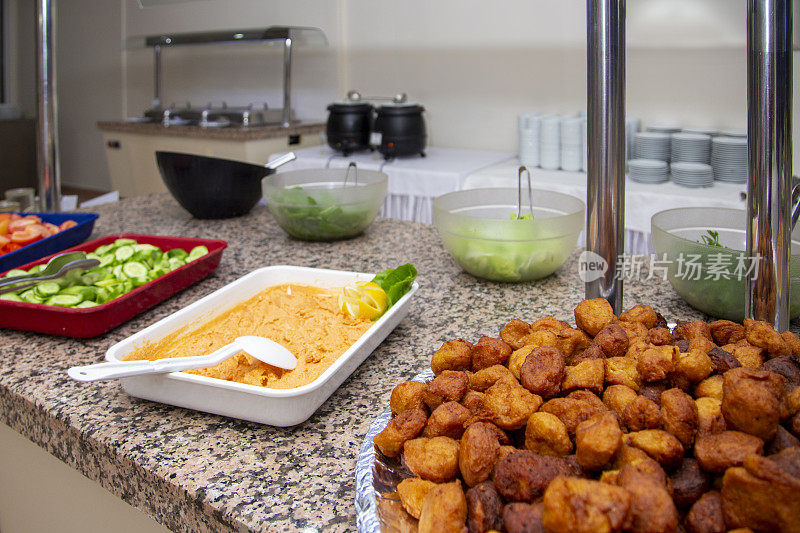 在豪华餐厅提供自助餐。