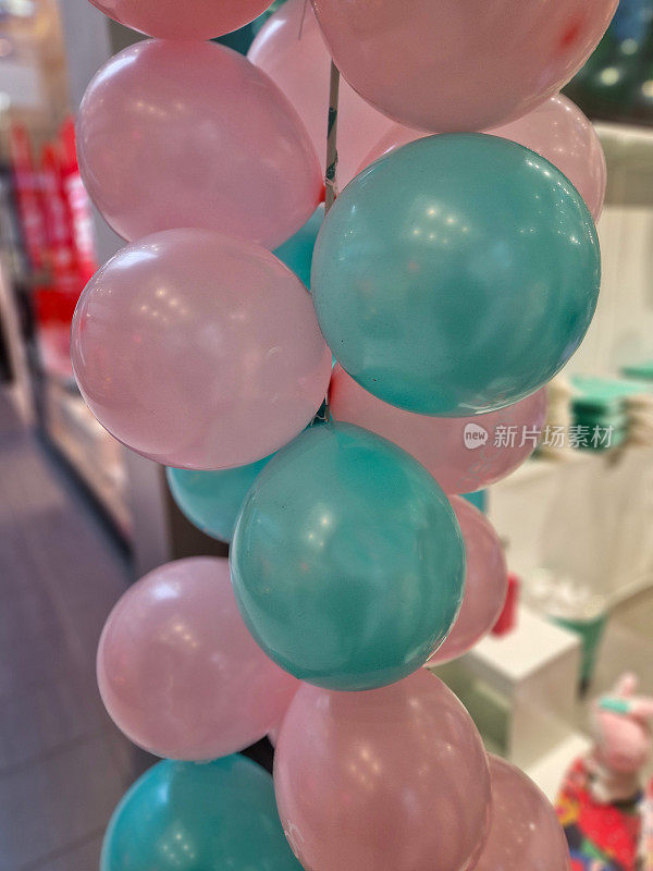 一组气球被编织成一大束。这是一个商店开业的预告片，或者是孩子们的游园会。一套色彩鲜艳的服装会吸引婚礼上的宾客，起到装饰作用
