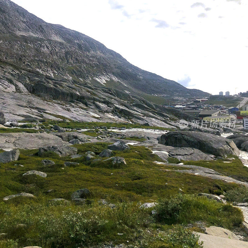 在格陵兰岛努克的背景下，风景优美的山景。