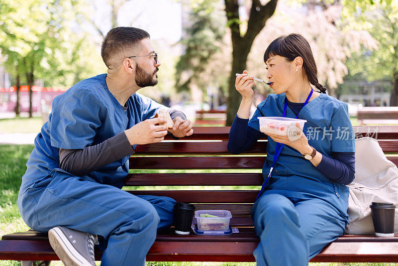 医务工作者在午休时间吃健康食品