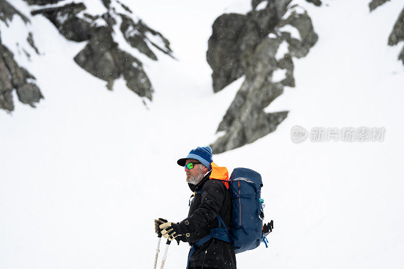 山区滑雪者的肖像