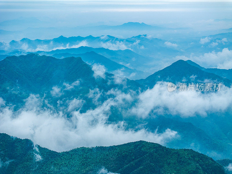 山区风电场云和雾的航空摄影