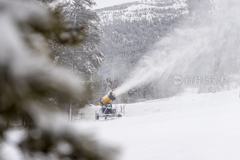 造雪机在滑雪山上造雪