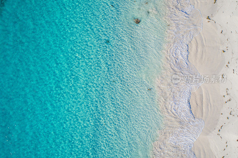 海滨鸟瞰图，沙滩和海水蓝色的海洋