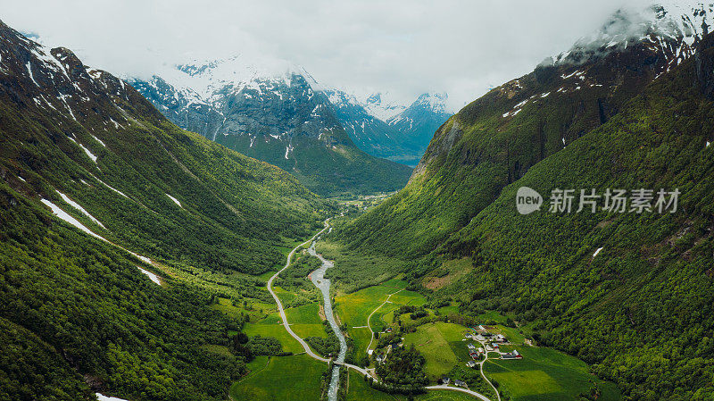 鸟瞰图汽车驾驶发夹路在风景秀丽的绿山山谷在挪威