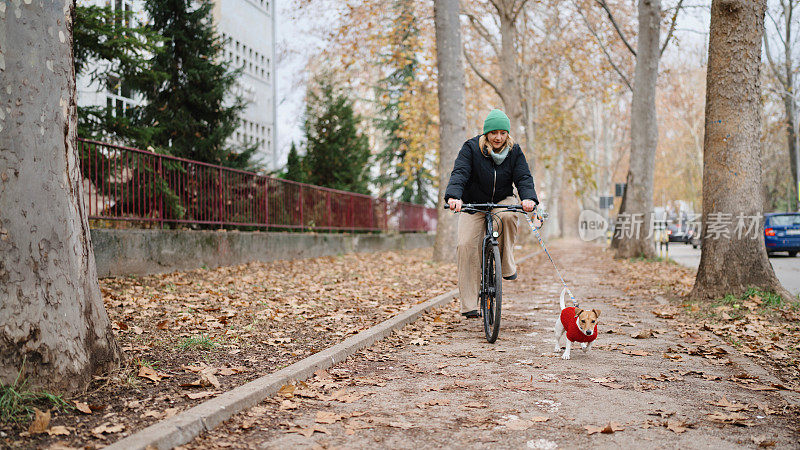 骑自行车的女人和她的狗