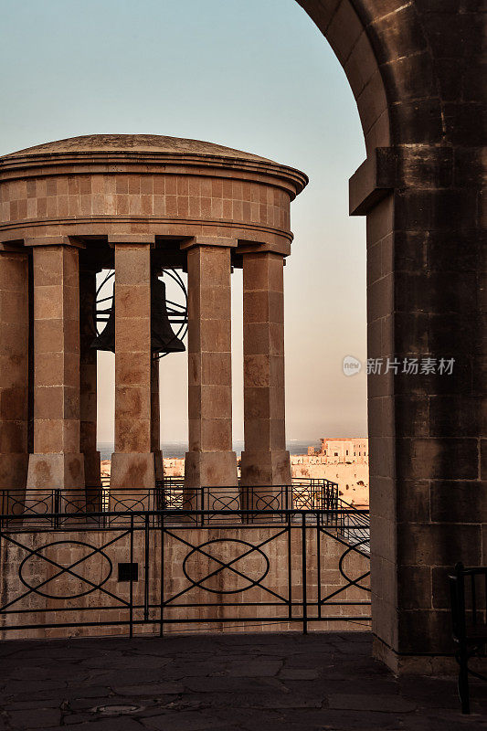 黄昏时分，瓦莱塔，马耳他，上巴拉卡花园的攻城钟战争纪念碑
