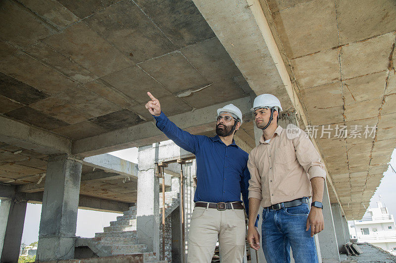 男承建商在工地讨论工程